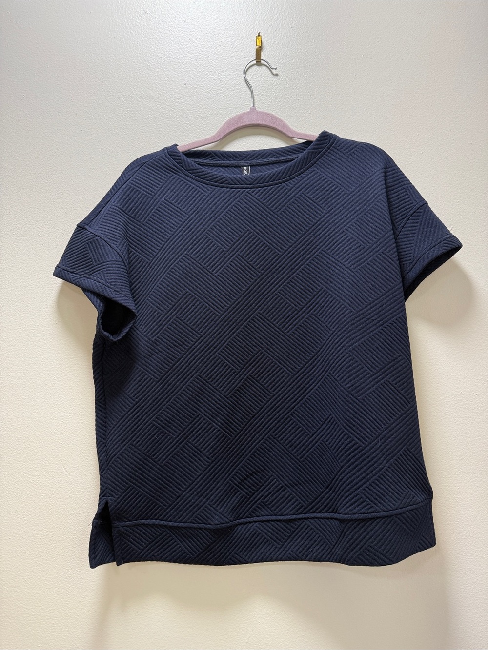Navy Short-Sleeve Textured Knit Top with Loose Fit / Work-to-Weekend Style